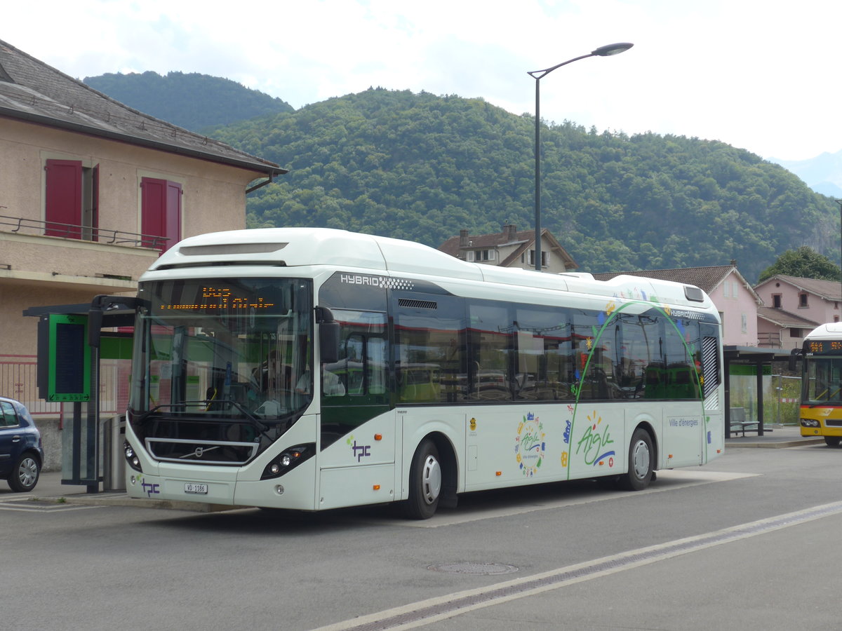 (183'993) - TPC Aigle - VD 1186 - Volvo (ex Volvo, S-Gteborg) am 24. August 2017 beim Bahnhof Aigle