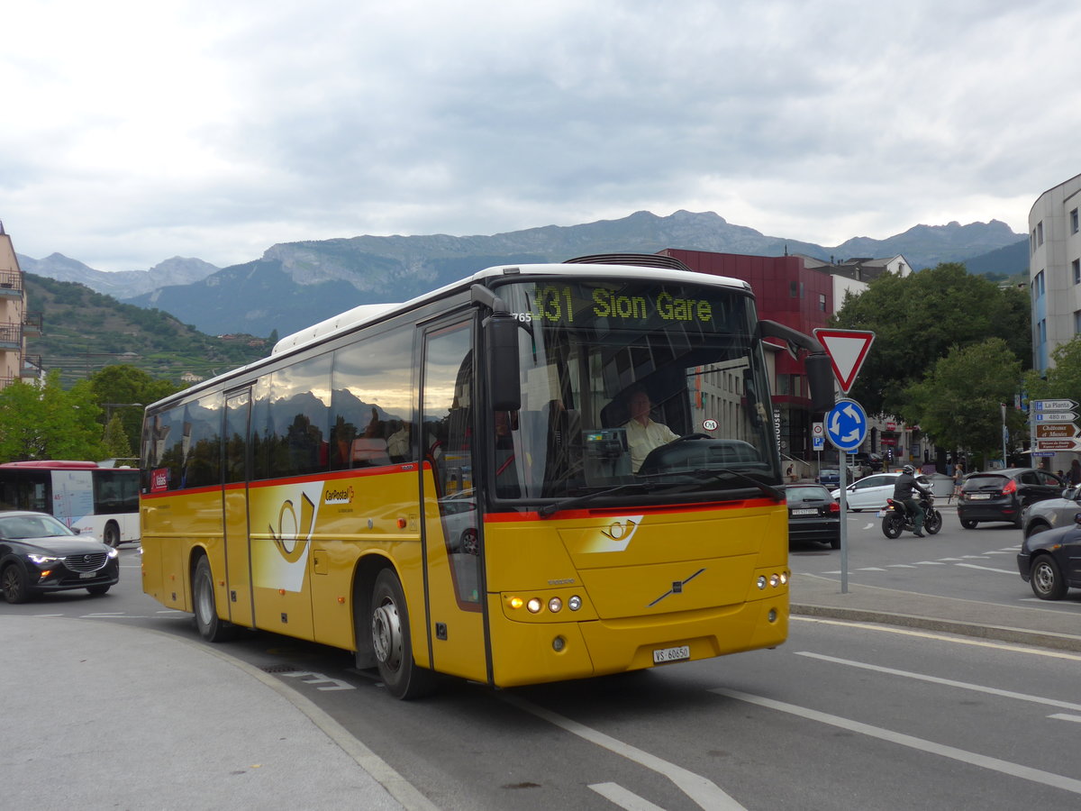 (184'085) - Evquoz, Erde - VS 60'650 - Volvo am 24. August 2017 beim Bahnhof Sion