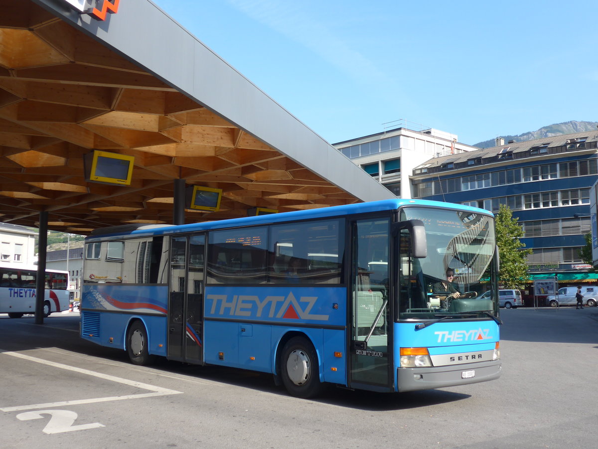 (184'138) - Theytaz, Sion - VS 11'007 - Setra am 25. August 2017 beim Bahnhof Sion