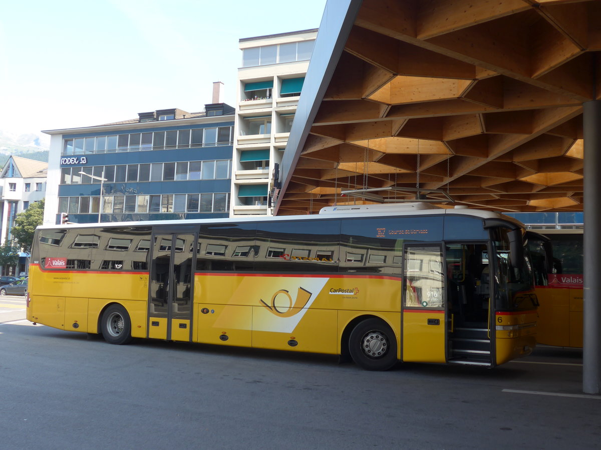 (184'150) - Lathion, Sion - Nr. 6/VS 12'672 - Van Hool am 25. August 2017 beim Bahnhof Sion