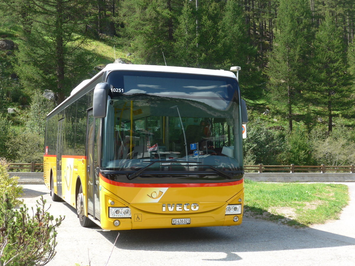 (184'227) - PostAuto Wallis - VS 436'023 - Iveco am 25. August 2017 in Saas-Amagell, Parkplatz