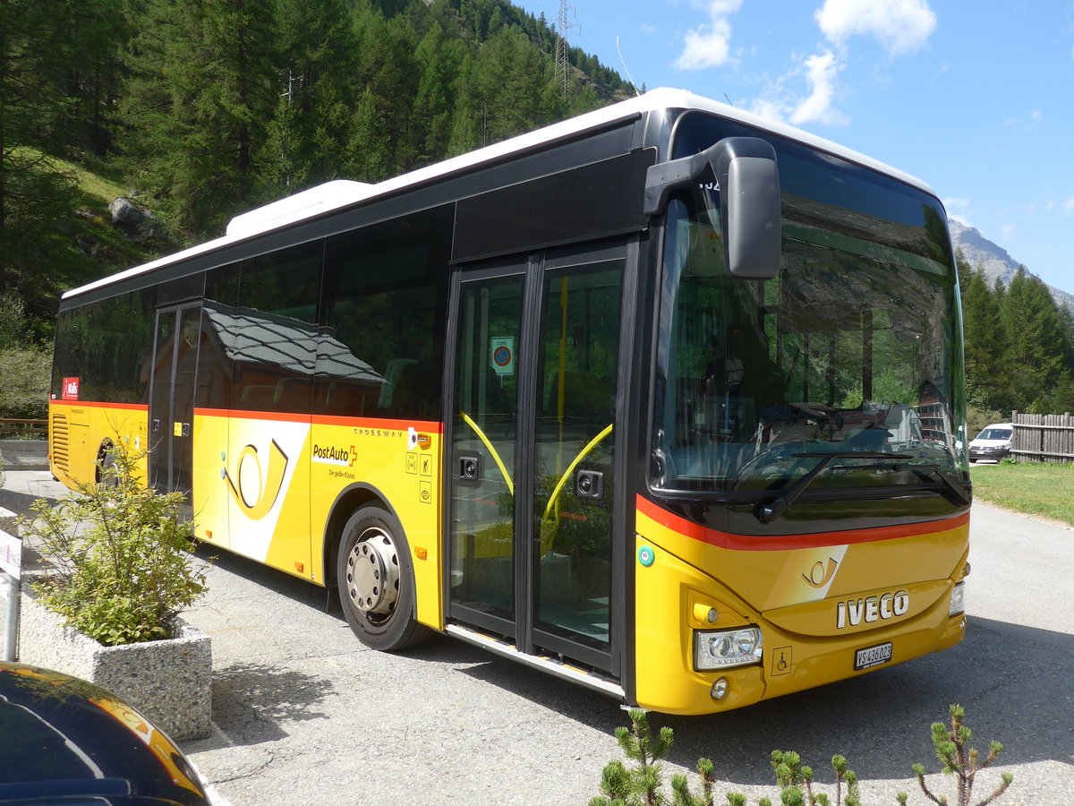 (184'229) - PostAuto Wallis - VS 436'023 - Iveco am 25. August 2017 in Saas-Almagell, Parkplatz