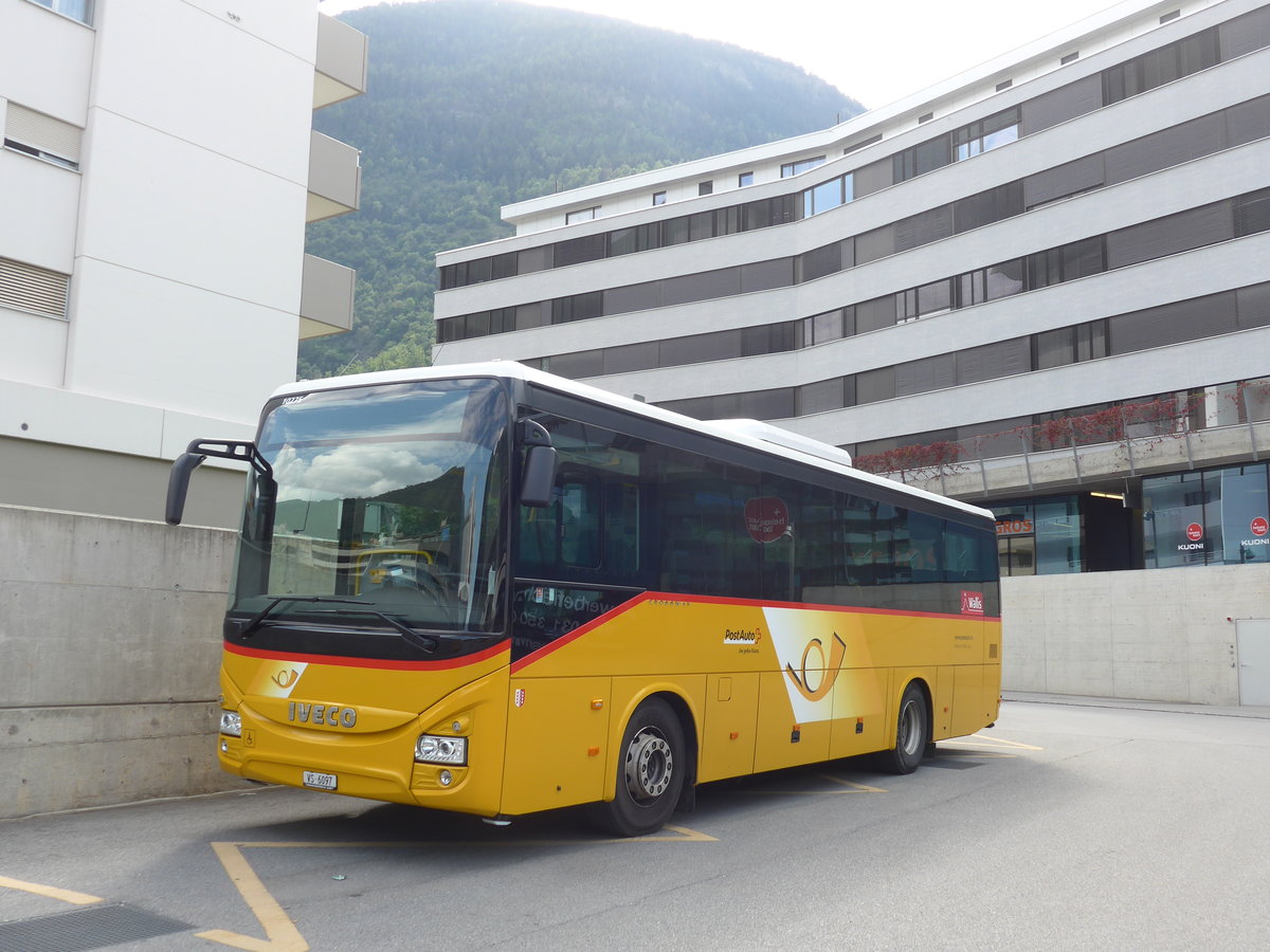 (184'237) - Autotour, Visp - VS 6097 - Iveco am 25. August 2017 beim Bahnhof Visp