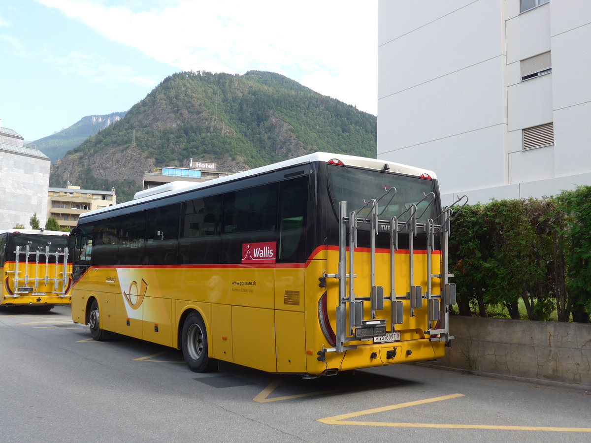 (184'239) - Autotour, Visp - VS 6097 - Iveco am 25. August 2017 beim Bahnhof Visp