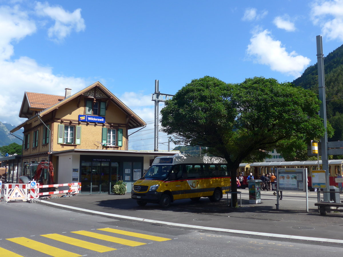 (184'565) - PostAuto Bern - BE 472'866 - Mercedes am 3. September 2017 beim Bahnhof Wilderswil
