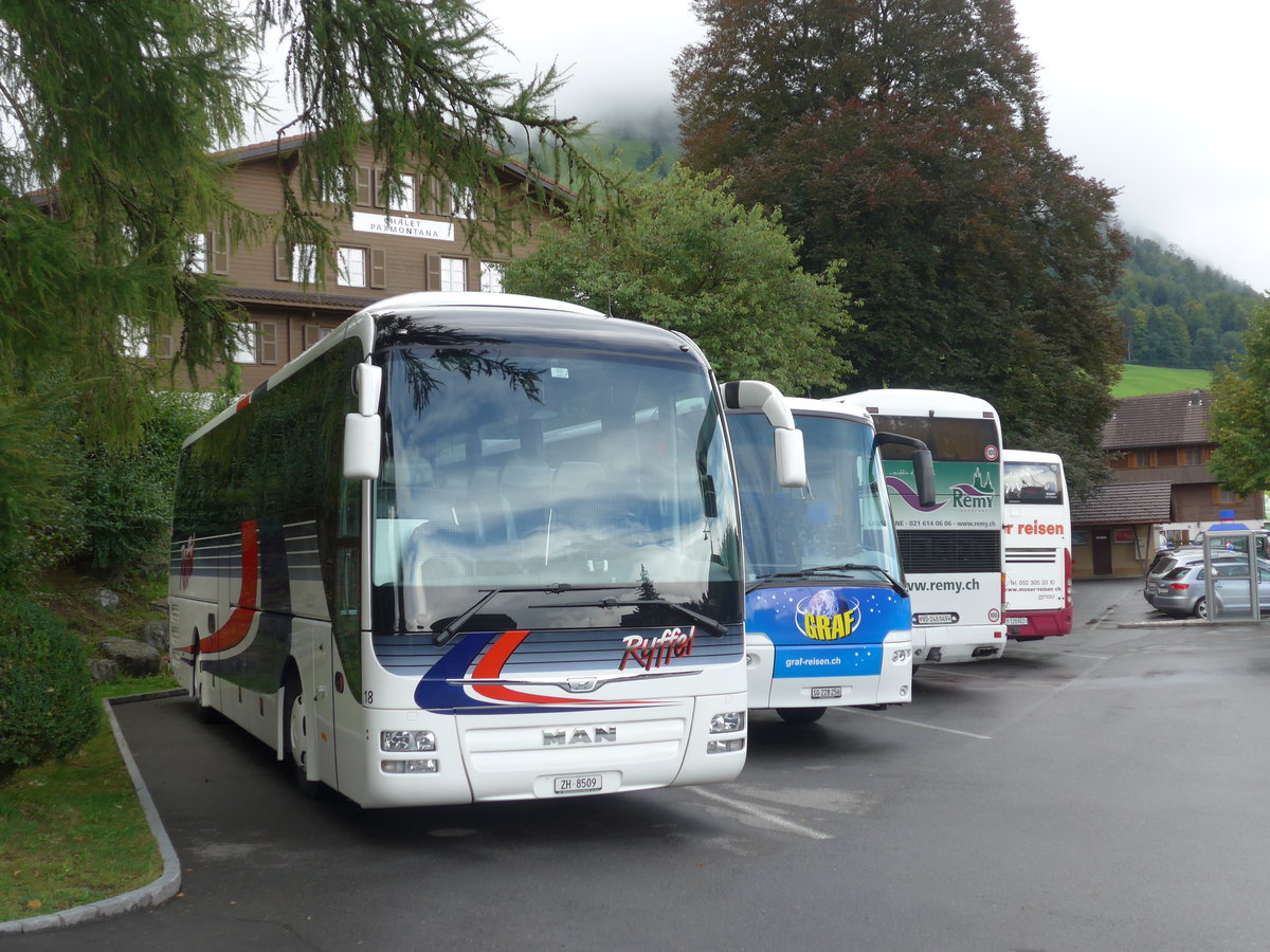 (184'725) - Ryffel, Volketswil - Nr. 18/ZH 8509 - MAN am 10. September 2017 in Fleli-Ranft, Dorf