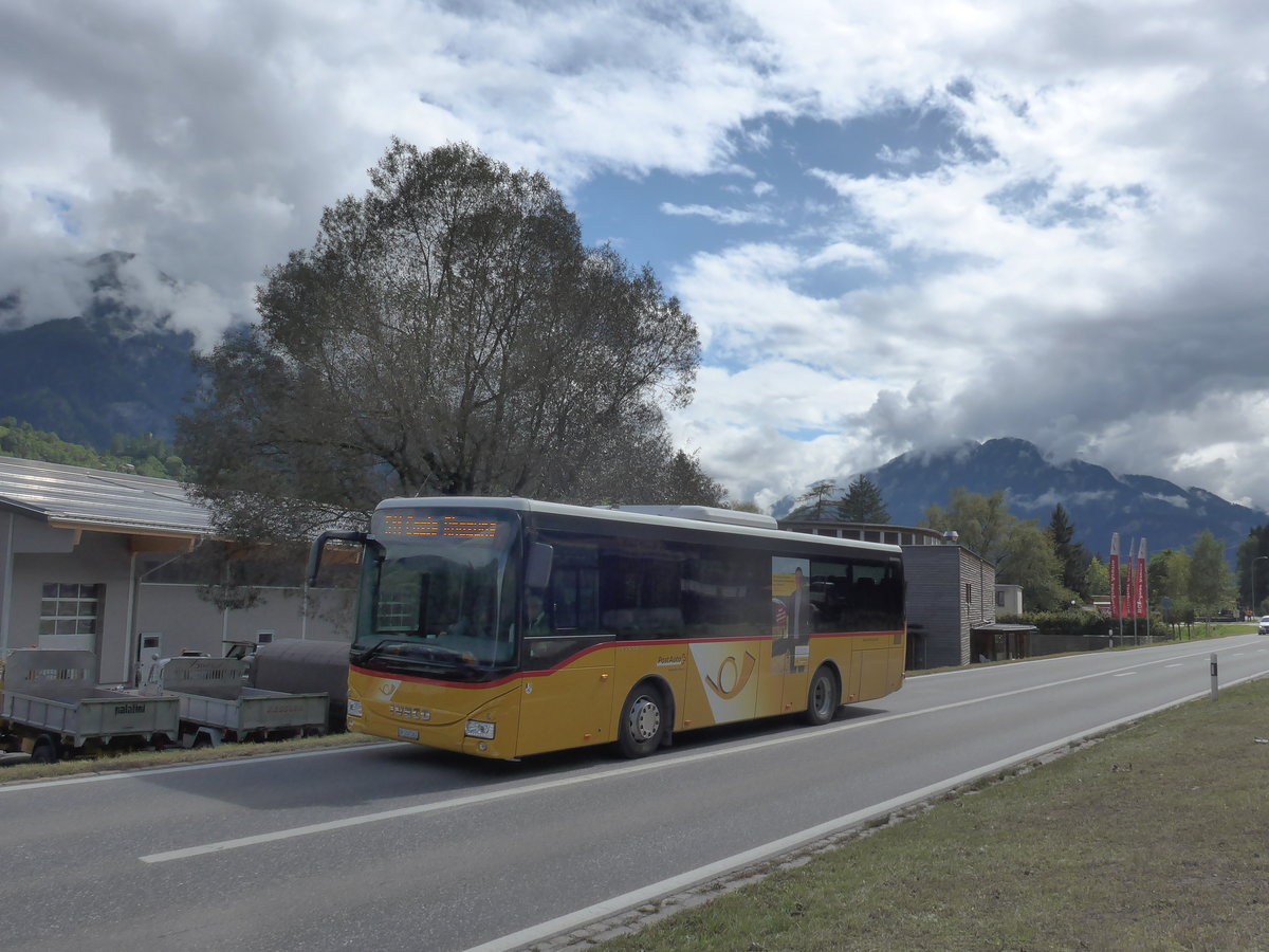 (184'927) - PostAuto Graubnden - GR 102'562 - Iveco am 16. September 2017 in Cazis, Bndner Arena