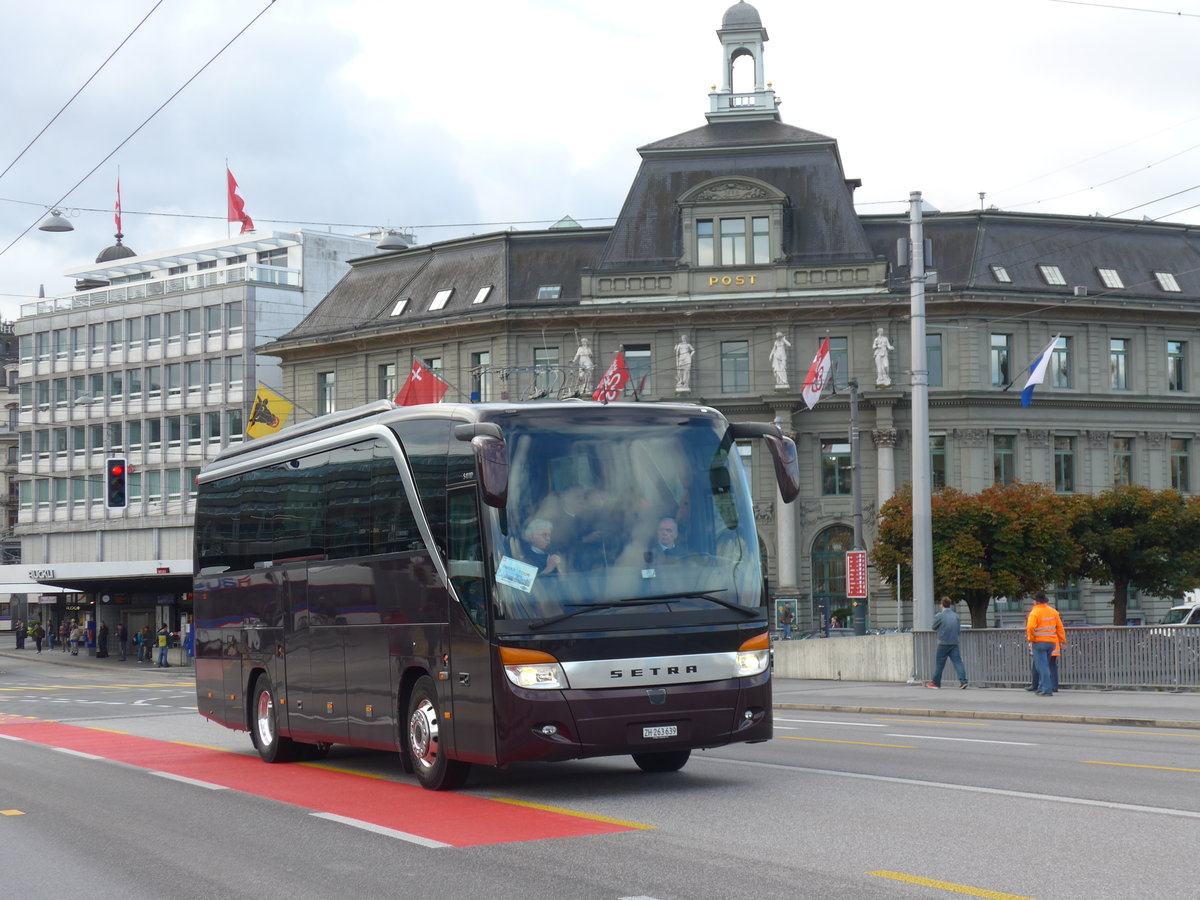 (185'129) - Meier, Zrich - ZH 263'639 - Setra am 18. September 2017 in Luzern, Bahnhofbrcke