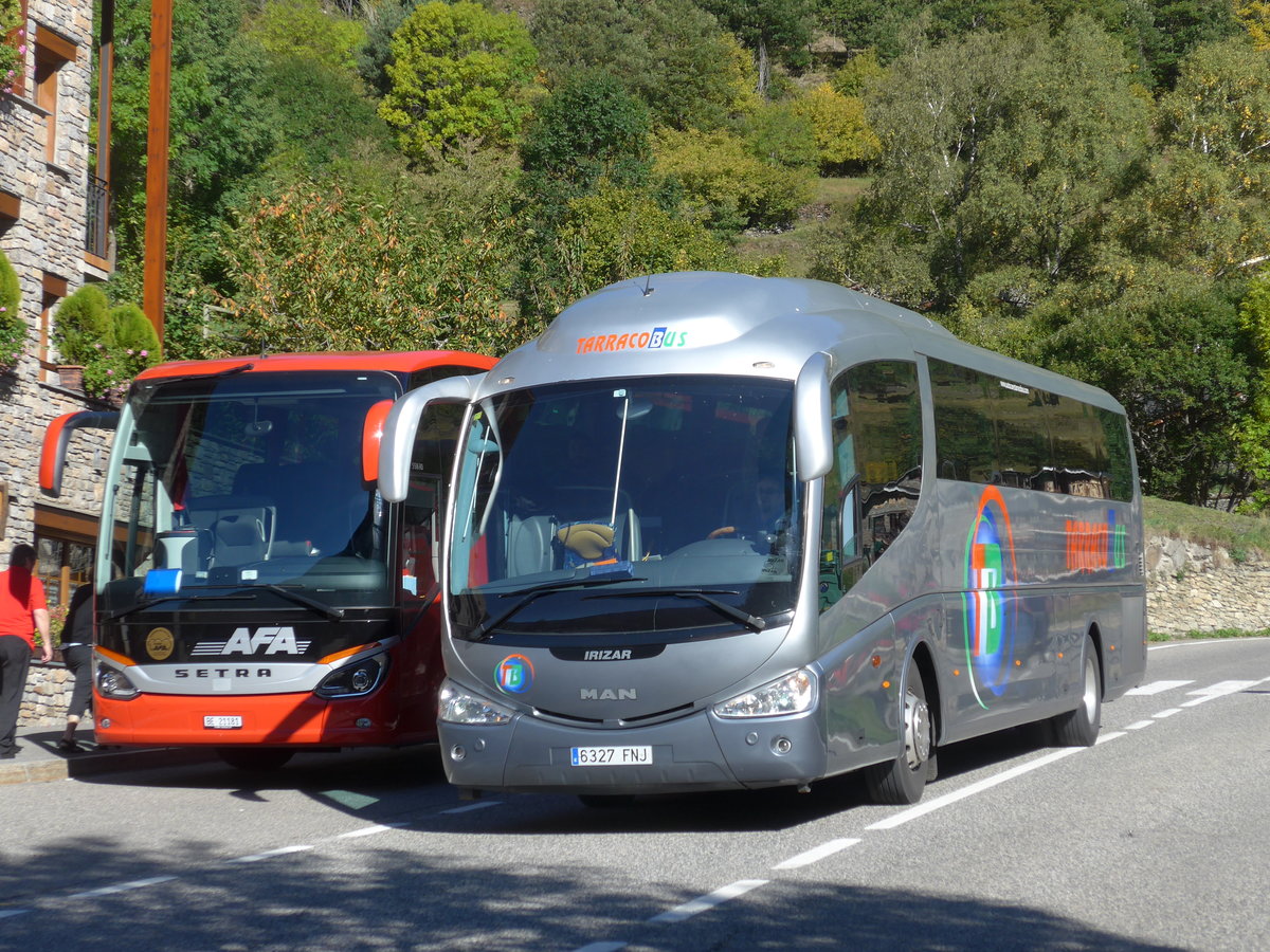 (185'320) - Aus Spanien: TarracoBus, Tarragona - 6327 FNJ - MAN/Irizar am 27. September 2017 in Llorts, Aparthotel Fijat 