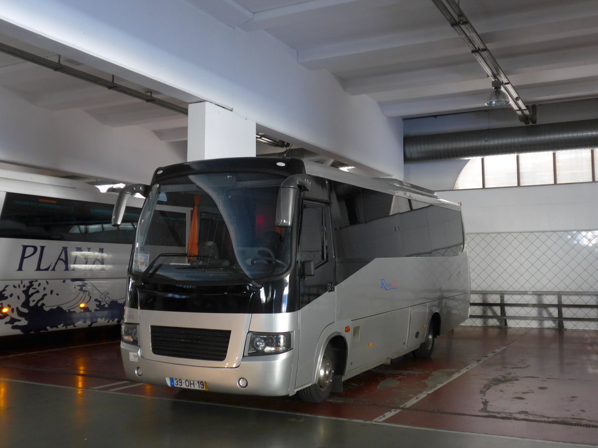 (185'468) - Aus Portugal: RivieraTUR, Vlega - 39-OH-19 - Iveco am 28. September 2017 in Andorra la Vella, Carparkhaus