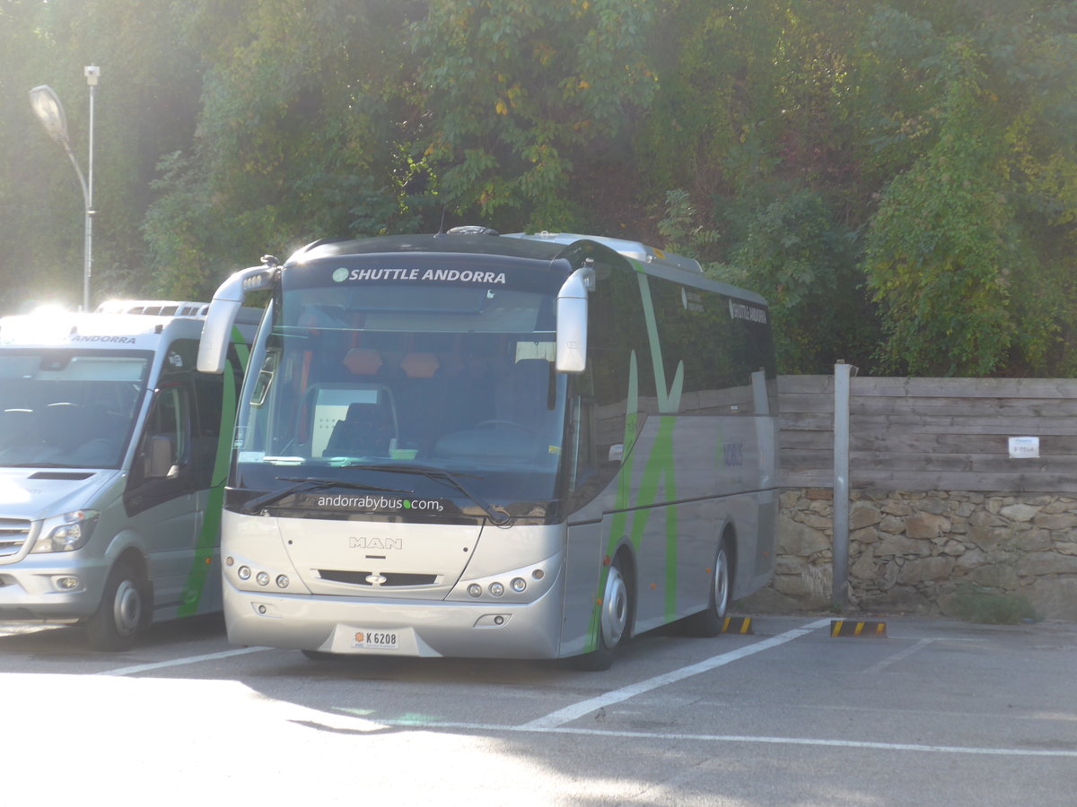 (185'478) - Andbus, Andorra la Vella - K6208 - MAN/Beulas am 28. September 2017 in Andorra la Vella, Burger King