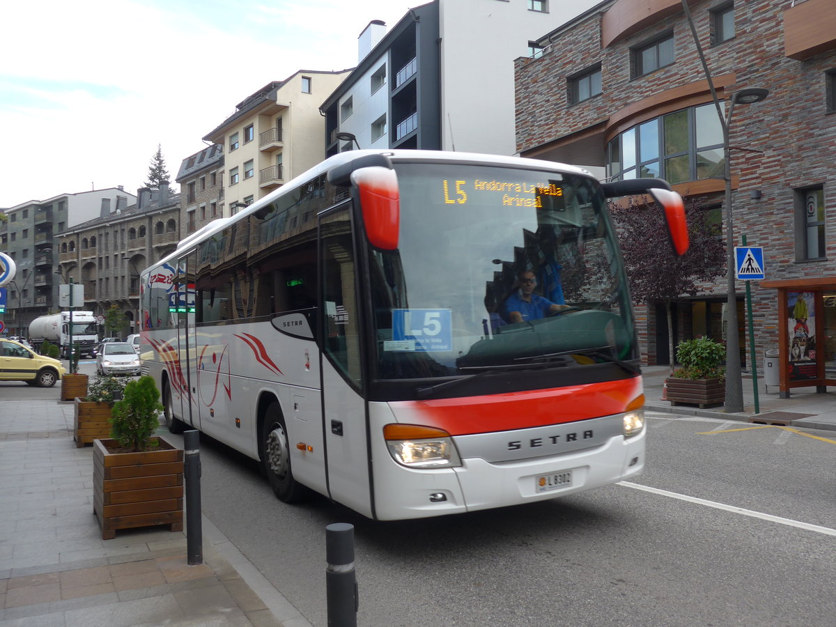 (185'584) - CIA Andorra la Vella - L8302 - Setra am 28. September 2017 in La Massana, Les Entrades