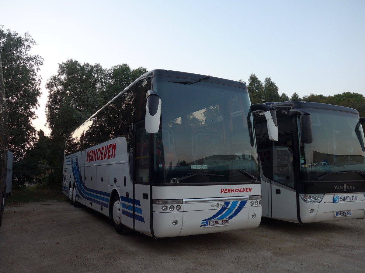 (185'695) - Aus Belgien: Verhoeven, Rijkevorsel - 1-EMU-588 - Van Hool am 29. September 2017 in Roses, Carparkplatz