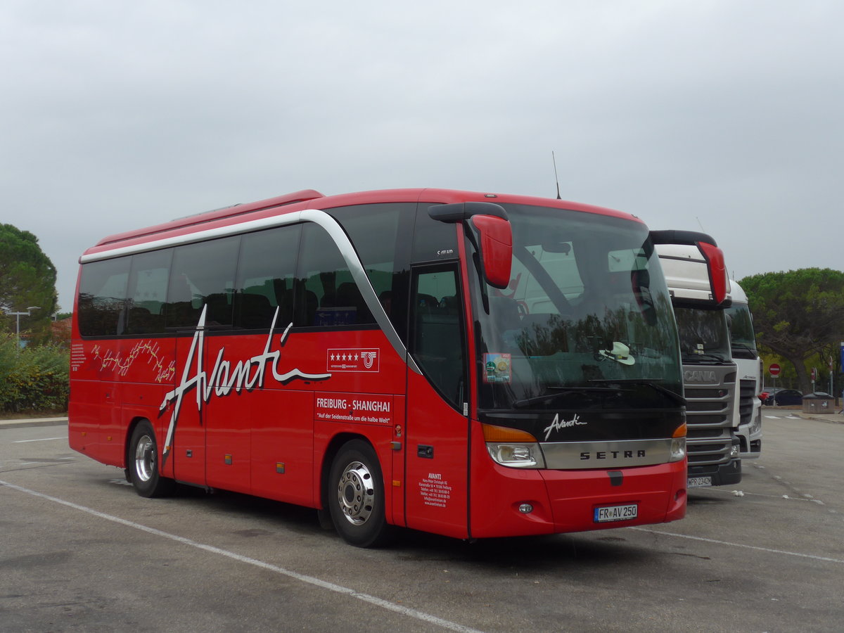 (185'732) - Aus Deutschland: Avanti, Freiburg - FR-AV 250 - Setra am 30. September 2017 in Montlimar, Raststtte