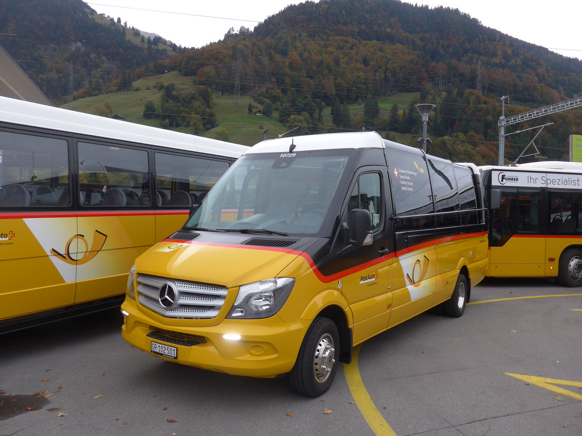 (185'745) - PostAuto Graubnden - GR 102'501 - Mercedes/Tomassini am 2. Oktober 2017 beim Bahnhof Reichenbach