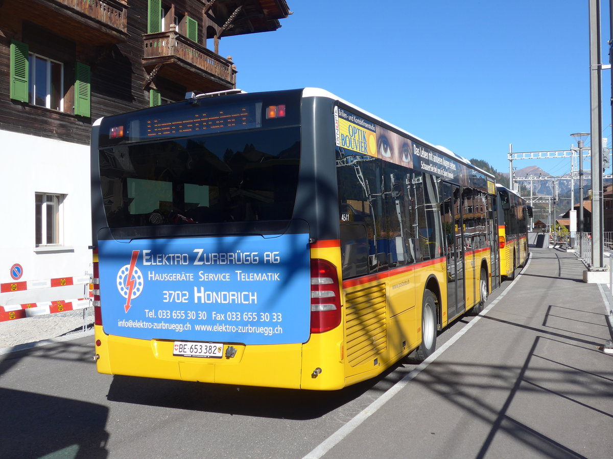 (185'881) - PostAuto Bern - BE 653'382 - Mercedes am 16. Oktober 2017 beim Bahnhof Zweisimmen