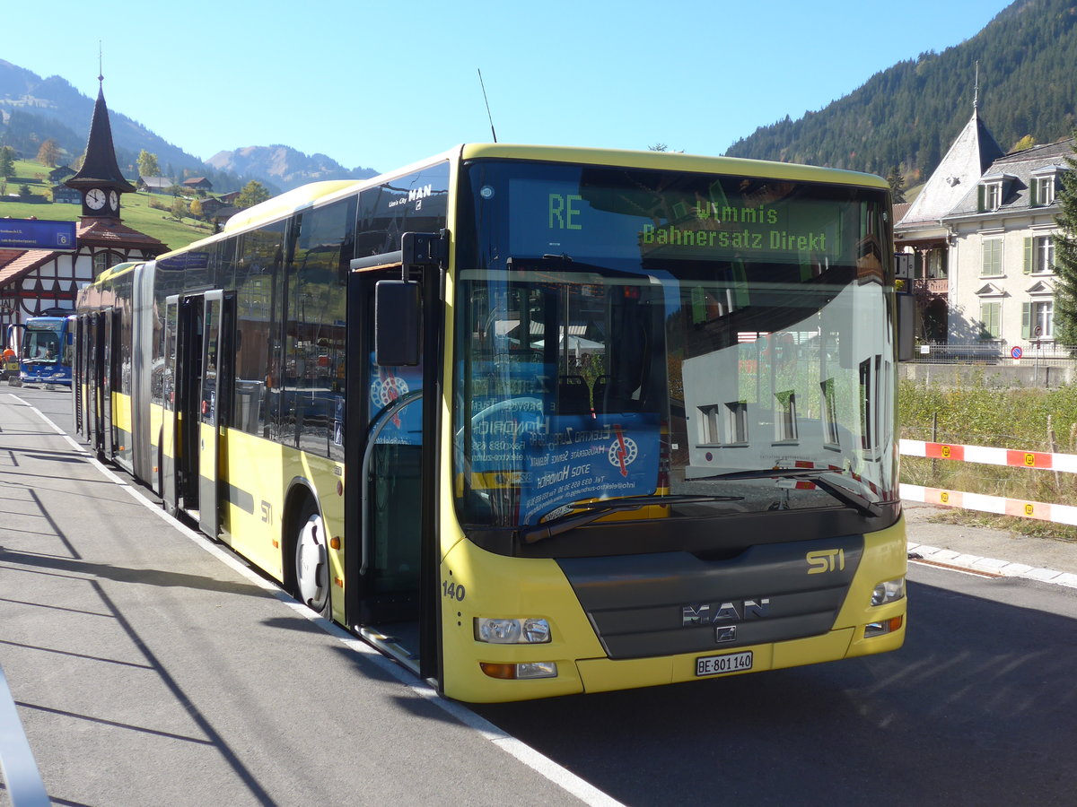 (185'885) - STI Thun - Nr. 140/BE 801'140 - MAN am 16. Oktober 2017 beim Bahnhof Zweisimmen