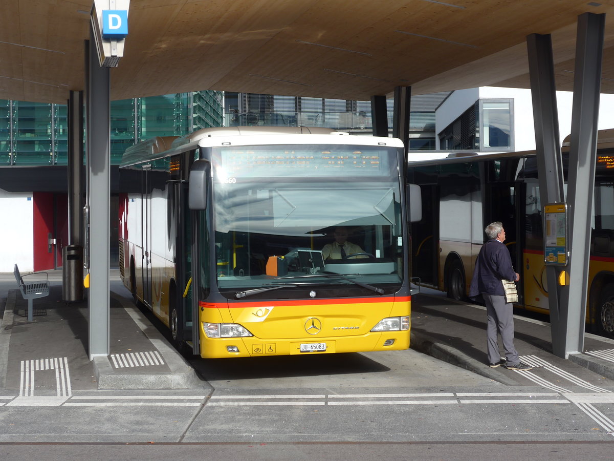 (186'011) - CarPostal Ouest - JU 65'083 - Mercedes (ex Nr. 21) am 21. Oktober 2017 beim Bahnhof Delmont