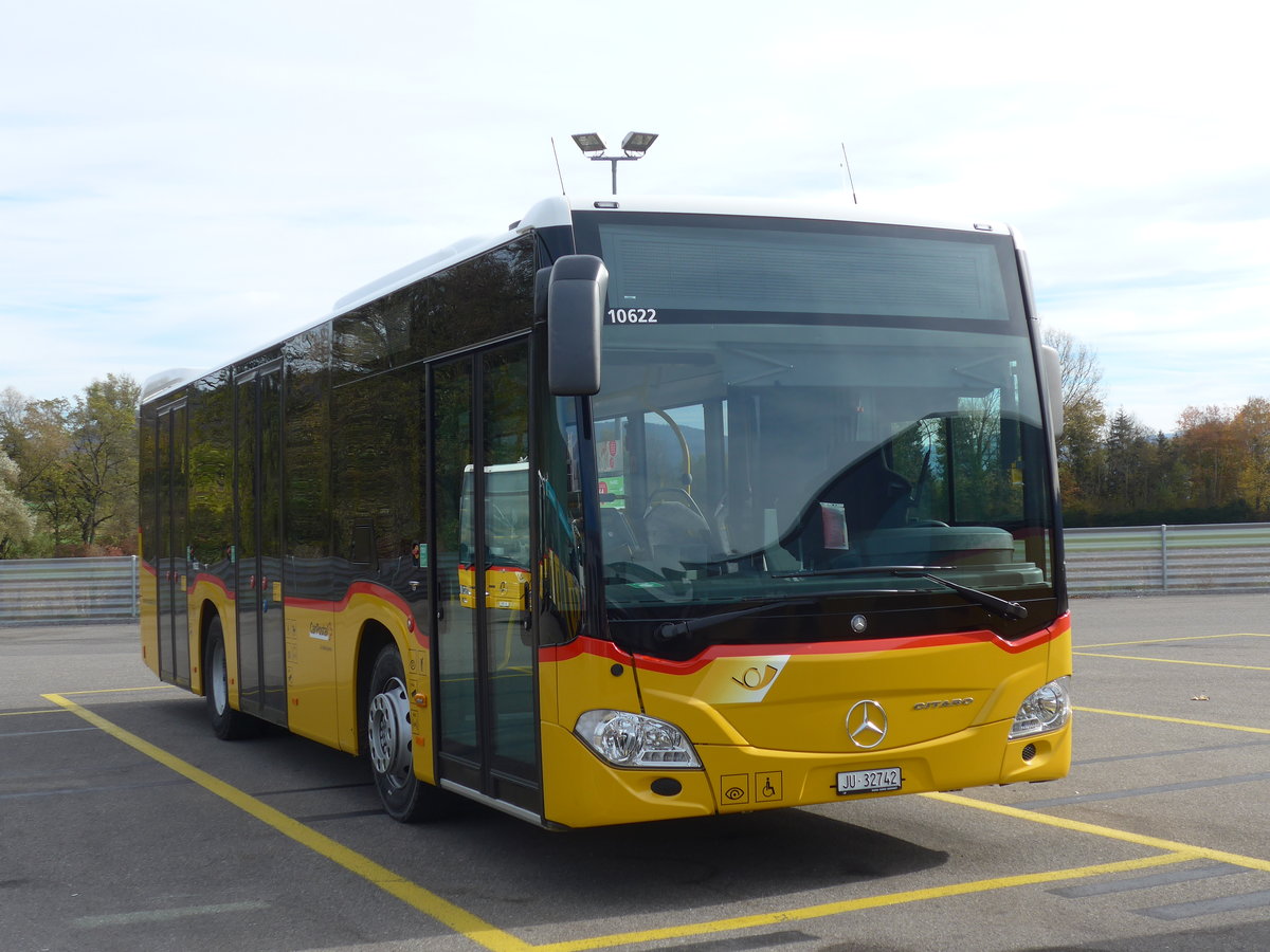 (186'025) - CarPostal Ouest - JU 32'742 - Mercedes (ex Nr. 8) am 21. Oktober 2017 in Develier, Parkplatz