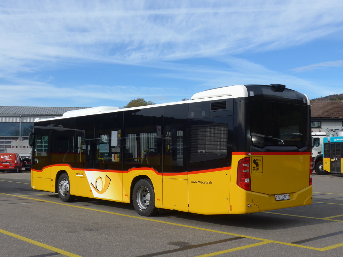 (186'033) - CarPostal Ouest - JU 32'742 - Mercedes (ex Nr. 8) am 21. Oktober 2017 in Develier, Parkplatz