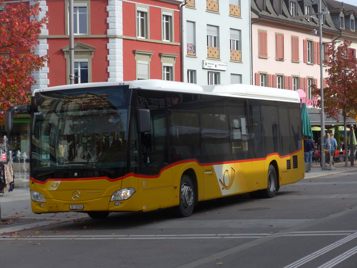 (186'043) - CarPostal Ouest - JU 32'766 - Mercedes (ex Nr. 26) am 21. Oktober 2017 beim Bahnhof Delmont