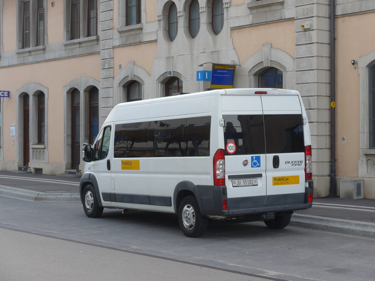 (186'052) - CarPostal Ouest - JU 35'182 - Fiat am 21. Oktober 2017 beim Bahnhof Delmont