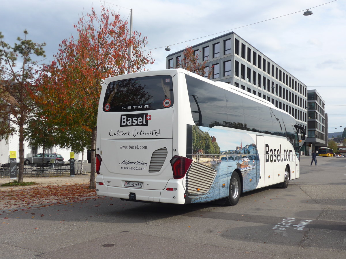 (186'083) - Stiefvater, Basel - BS 46'768 - Setra am 21. Oktober 2017 beim Bahnhof Liestal