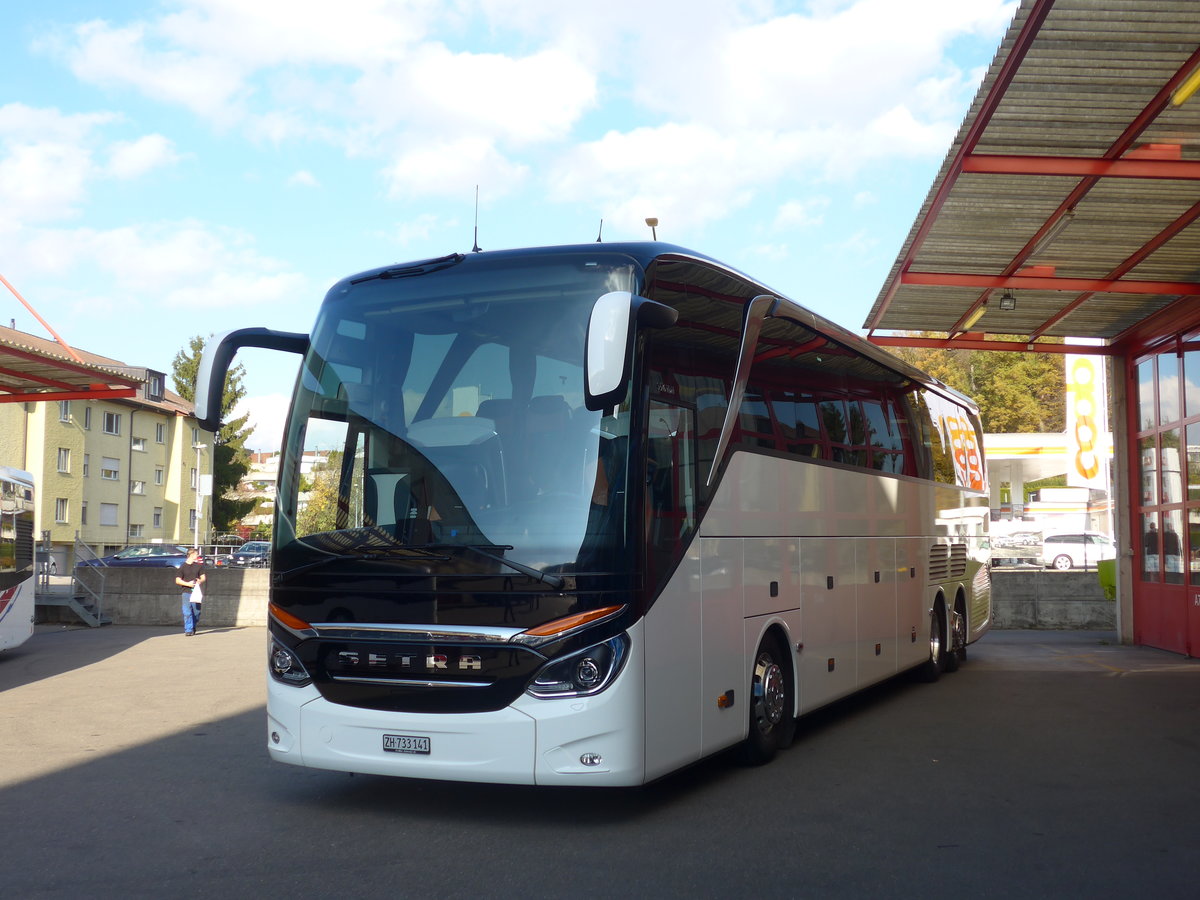 (186'180) - EvoBus, Kloten - ZH 733'141 - Setra am 3. November 2017 in Kloten, EvoBus