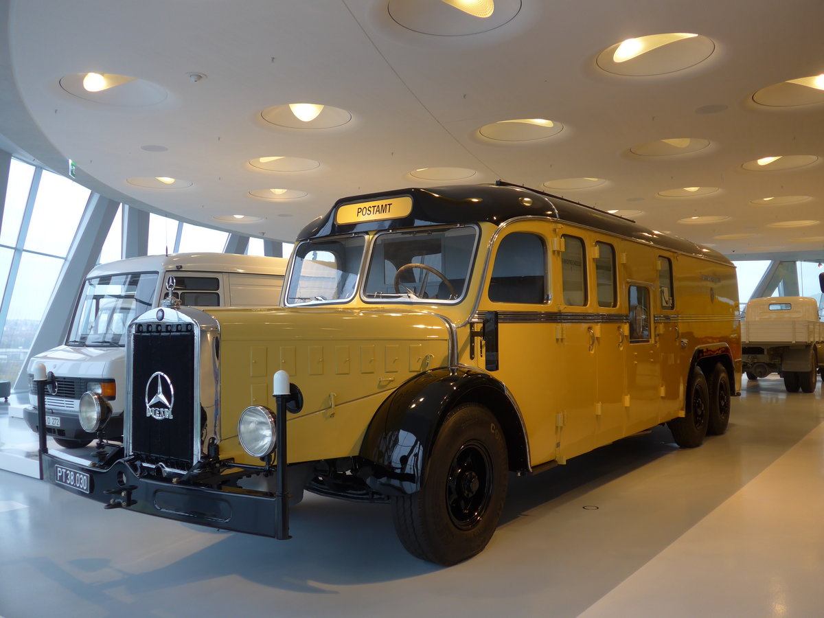 (186'389) - Aus Oesterreich: PostBus - PT 38'030 - Mercedes Postamt am 12. November 2017 in Stuttgart, Mercedes-Benz Museum