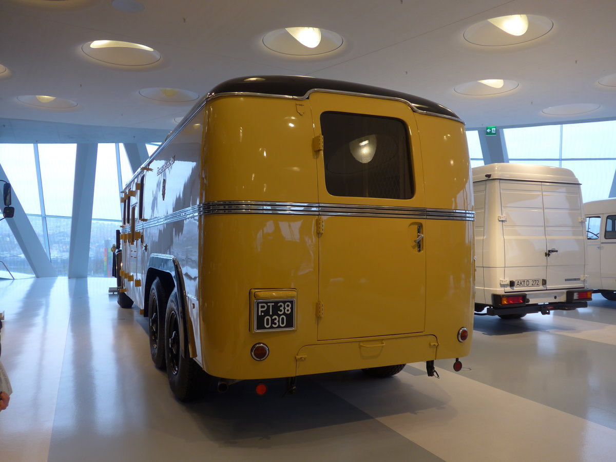 (186'390) - Aus Oesterreich: PostBus - PT 38'030 - Mercedes Postamt am 12. November 2017 in Stuttgart, Mercedes-Benz Museum