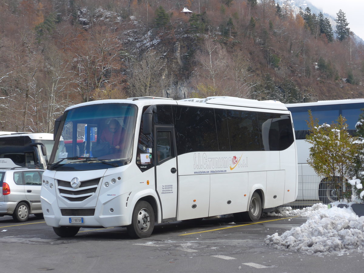 (186'768) - Aus Italien: S.I.C. Turismo, Roma - ET-987 AV - Mercedes am 3. Dezember 2017 in Interlaken, Parkplatz Auditorium