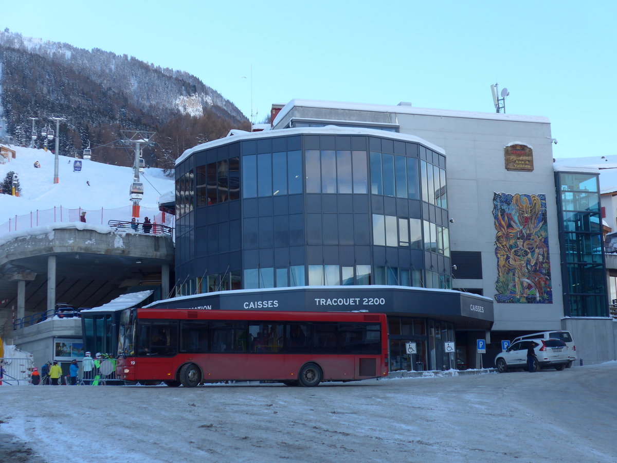 (186'998) - Lathion, Sion - Nr. 19/VS 197'617 - MAN/Gppel (ex AFA Adelboden Nr. 55) am 17. Dezember 2017 in Haute-Nendaz, Tlcabine