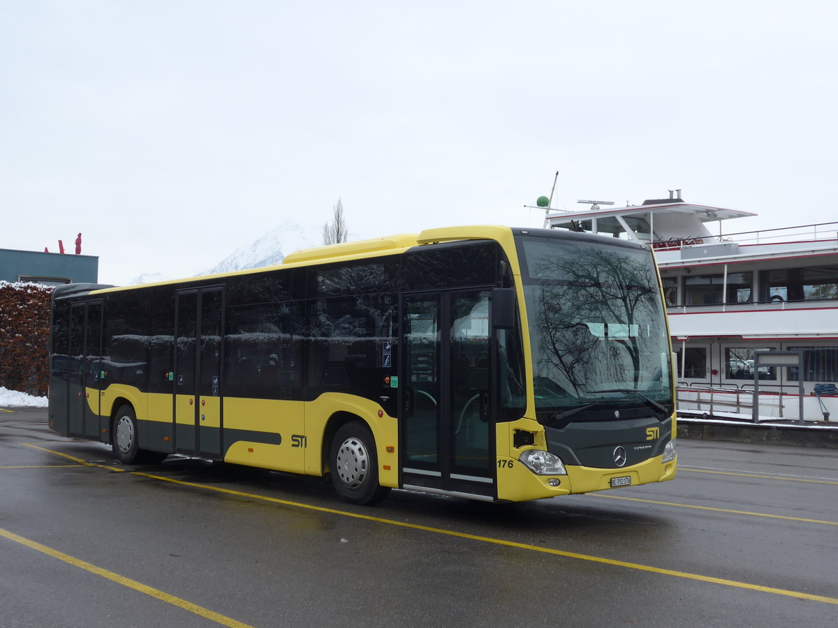 (187'020) - STI Thun - Nr. 176/BE 752'176 - Mercedes am 17. Dezember 2017 bei der Schifflndte Thun