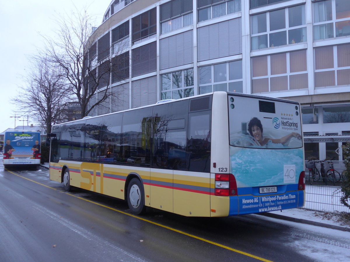 187'022) - STI Thun - Nr. 123/BE 700'123 - MAN am 18. Dezember 2017 bei der Schifflndte Thun