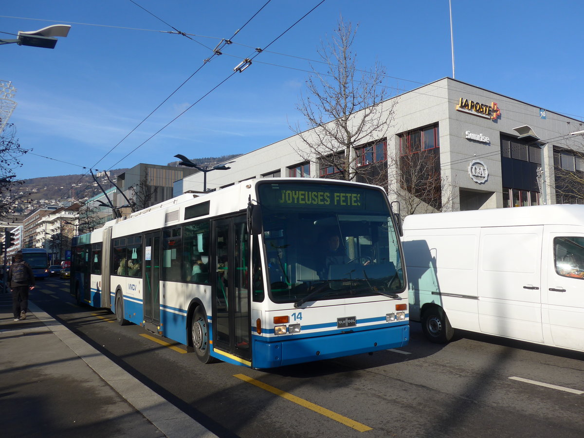 (187'230) - VMCV Clarens - Nr. 14 - Van Hool Gelenktrolleybus am 23. Dezember 2017 beim Bahnhof Vevey