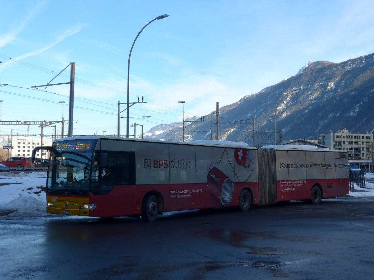 (187'238) - Buchard, Leytron - VS 104'345 - Mercedes am 23. Dezember 2017 beim Bahnhof Martigny