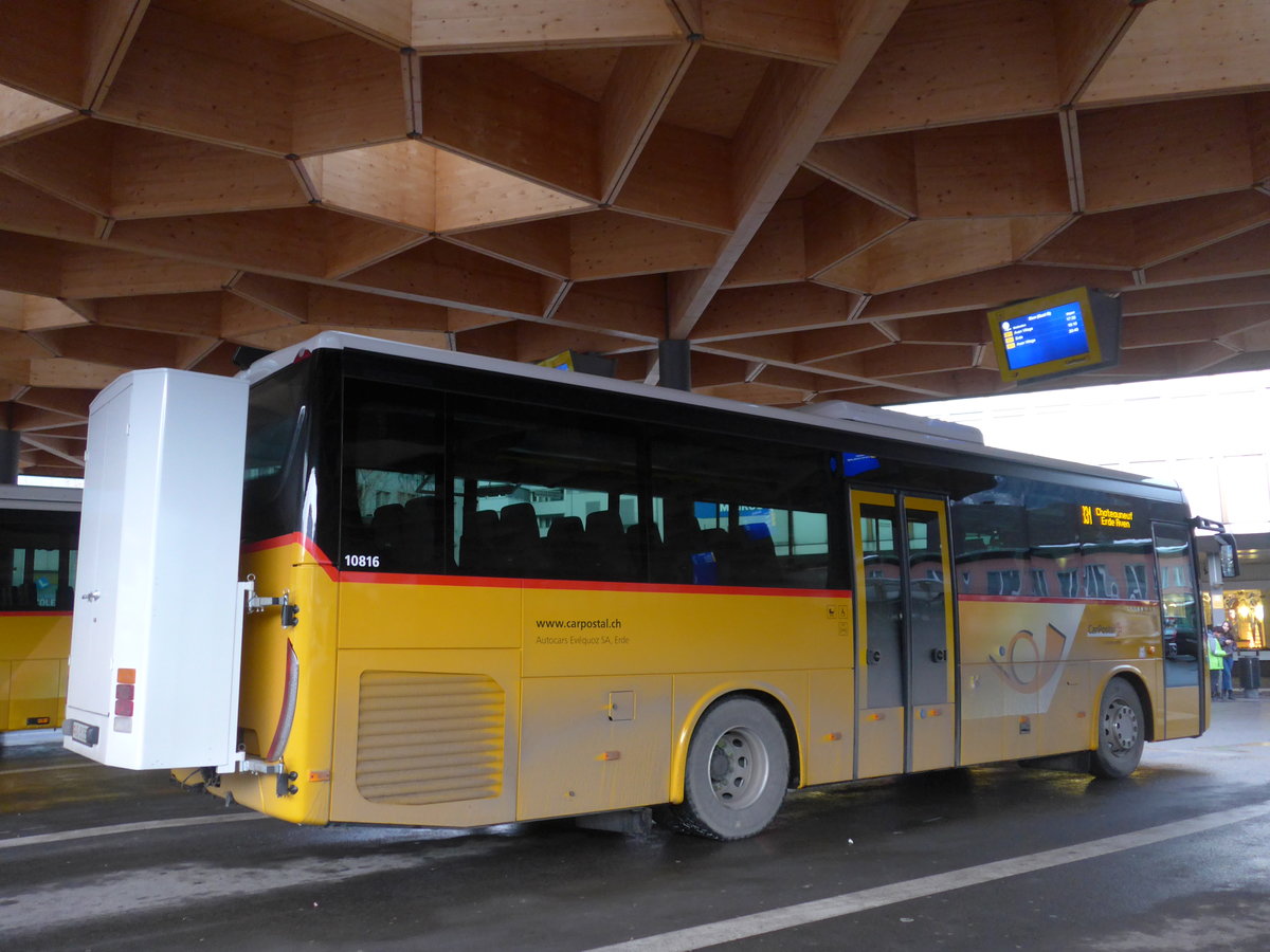 (187'266) - Evquoz, Erde - VS 81'888 - Iveco am 23. Dezember 2017 beim Bahnhof Sion