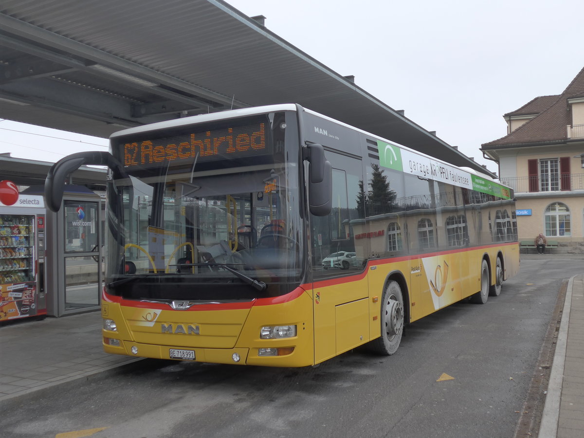 (187'274) - PostAuto Bern - BE 718'991 - MAN am 24. Dezember 2017 beim Bahnhof Spiez