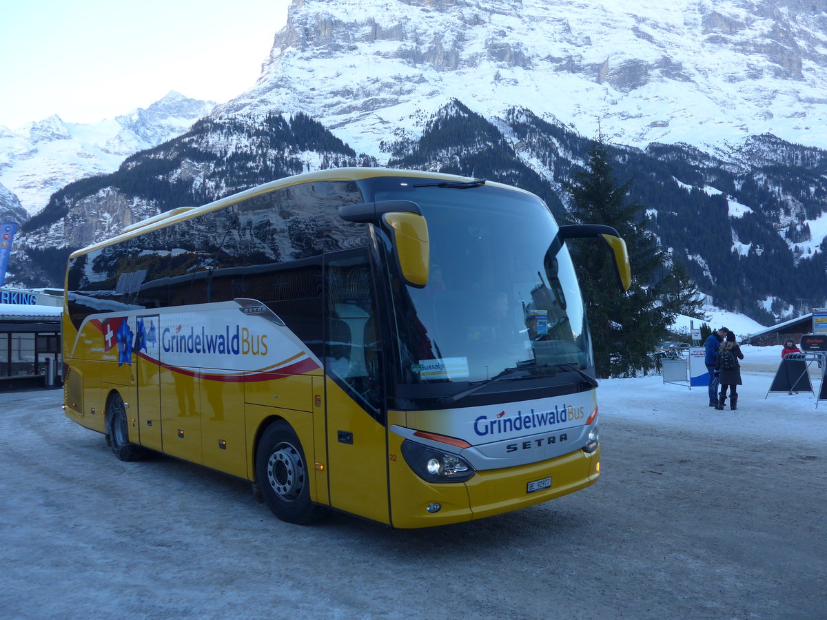 (187'298) - AVG Grindelwald - Nr. 22/BE 92'977 - Setra am 24. Dezember 2017 beim Bahnhof Grindelwald