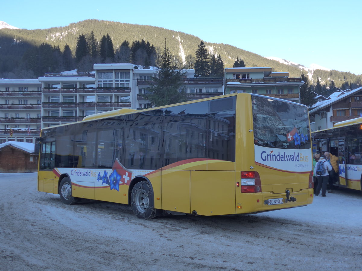 (187'310) - AVG Grindelwald - Nr. 20/BE 349'361 - MAN/Gppel am 24. Dezember 2017 beim Bahnhof Grindelwald