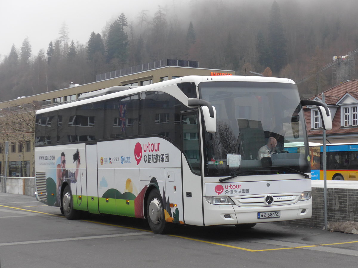 (187'345) - Aus Polen: U-Tour - WZ 5865S - Mercedes am 24. Dezember 2017 beim Bahnhof Interlaken Ost