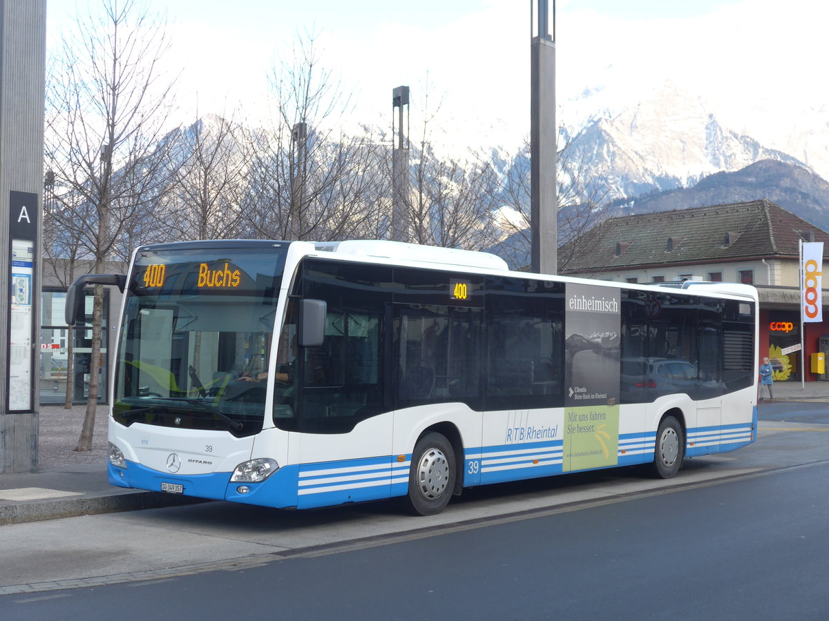 (187'444) - RTB Altsttten - Nr. 39/SG 349'357 - Mercedes am 26. Dezember 2017 beim Bahnhof Sargans