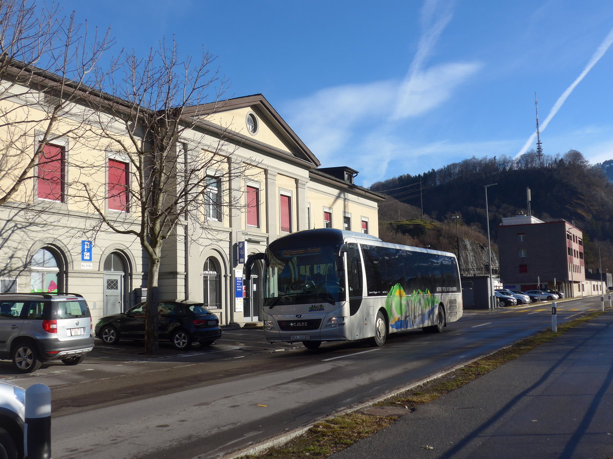 (187'525) - AWA Amden - Nr. 8/SG 39'008 - MAN am 31. Dezember 2017 beim Bahnhof Ziegelbrcke