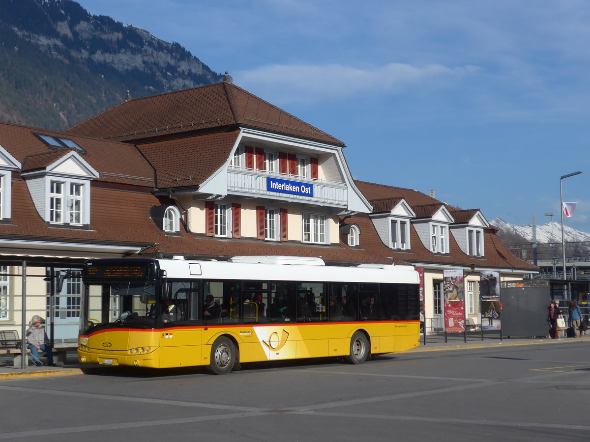 (187'908) - PostAuto Bern - BE 610'536 - Solaris am 8. Januar 2018 beim Bahnhof Interlaken Ost