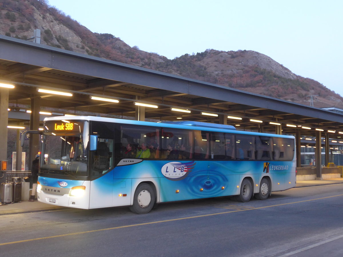 (187'964) - LLB Susten - Nr. 2/VS 38'002 - Setra am 14. Januar 2018 beim Bahnhof Leuk