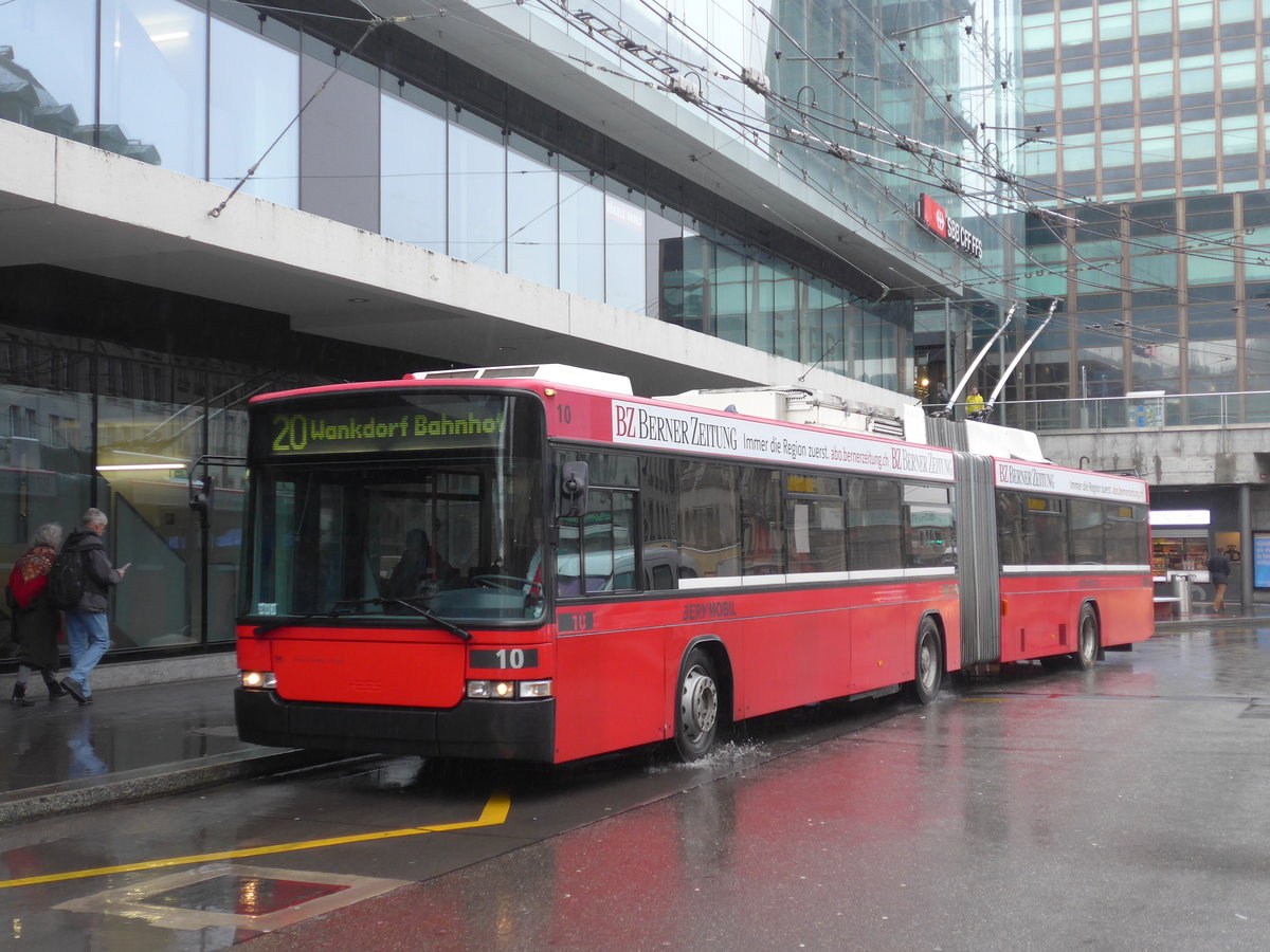 (188'631) - Bernmobil, Bern - Nr. 10 - NAW/Hess Gelenktrolleybus am 15. Februar 2018 beim Bahnhof Bern