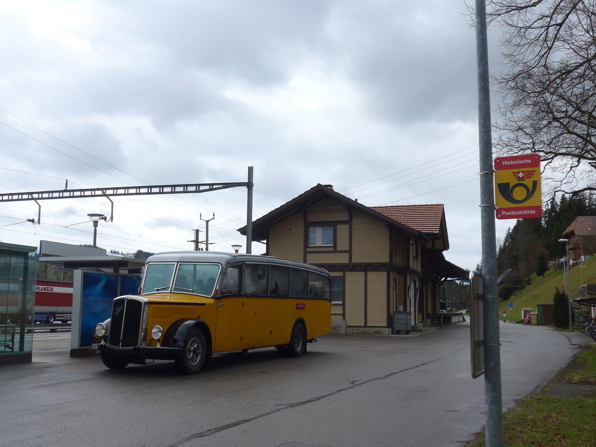 (189'818) - Schlapp, Cottens - FR 300'537 - Saurer/Saurer (ex SATEG, Lausanne; ex P 23'086; ex P 2138) am 1. April 2018 beim Bahnhof Emmenmatt