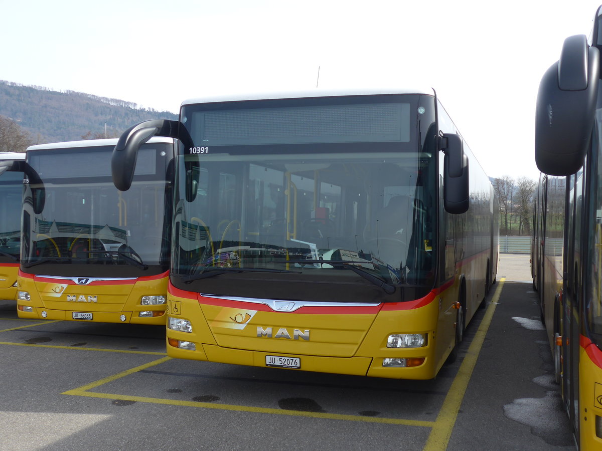 (189'879) - CarPostal Ouest - JU 52'076 - MAN (ex Nr. 38) am 2. April 2018 in Develier, Parkplatz