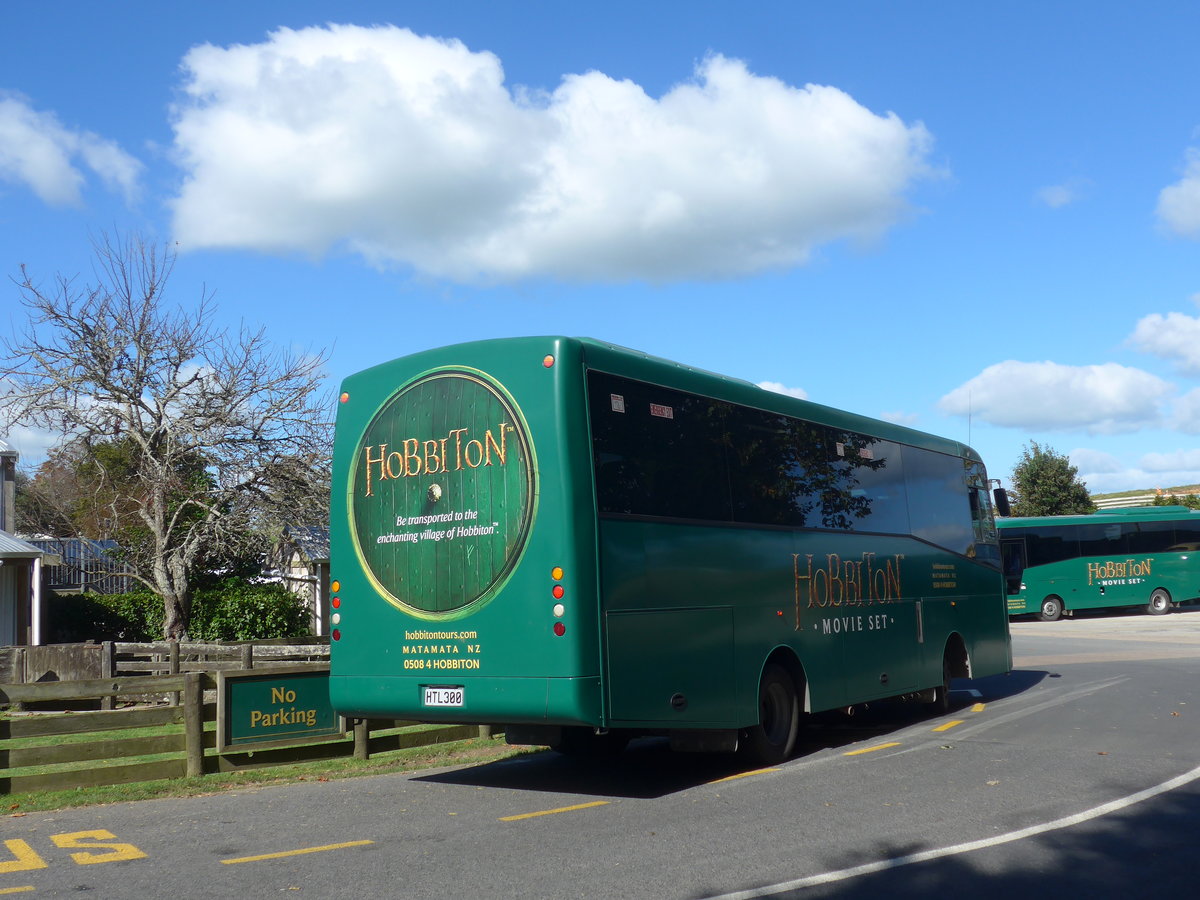 (190'860) - Hobbiton, Matamata - Nr. 6/HTL300 - Isuzu/KiwiBus am 22. April 2018 in Hinuera, Hobbiton