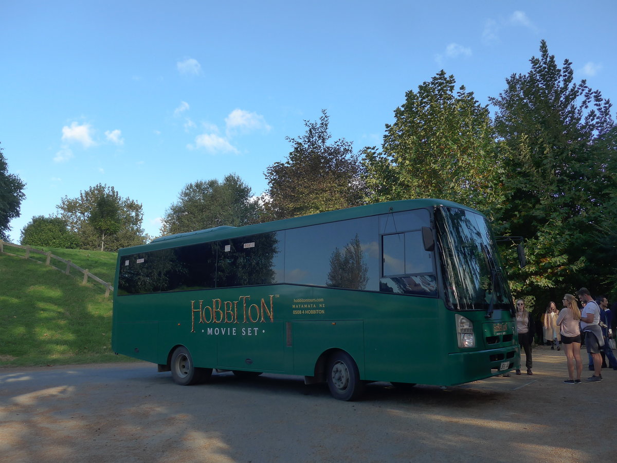 (190'997) - Hobbiton, Matamata - Nr. 9/JFS144 - Isuzu/KiwiBus am 22. April 2018 in Hinuera, Hobbiton